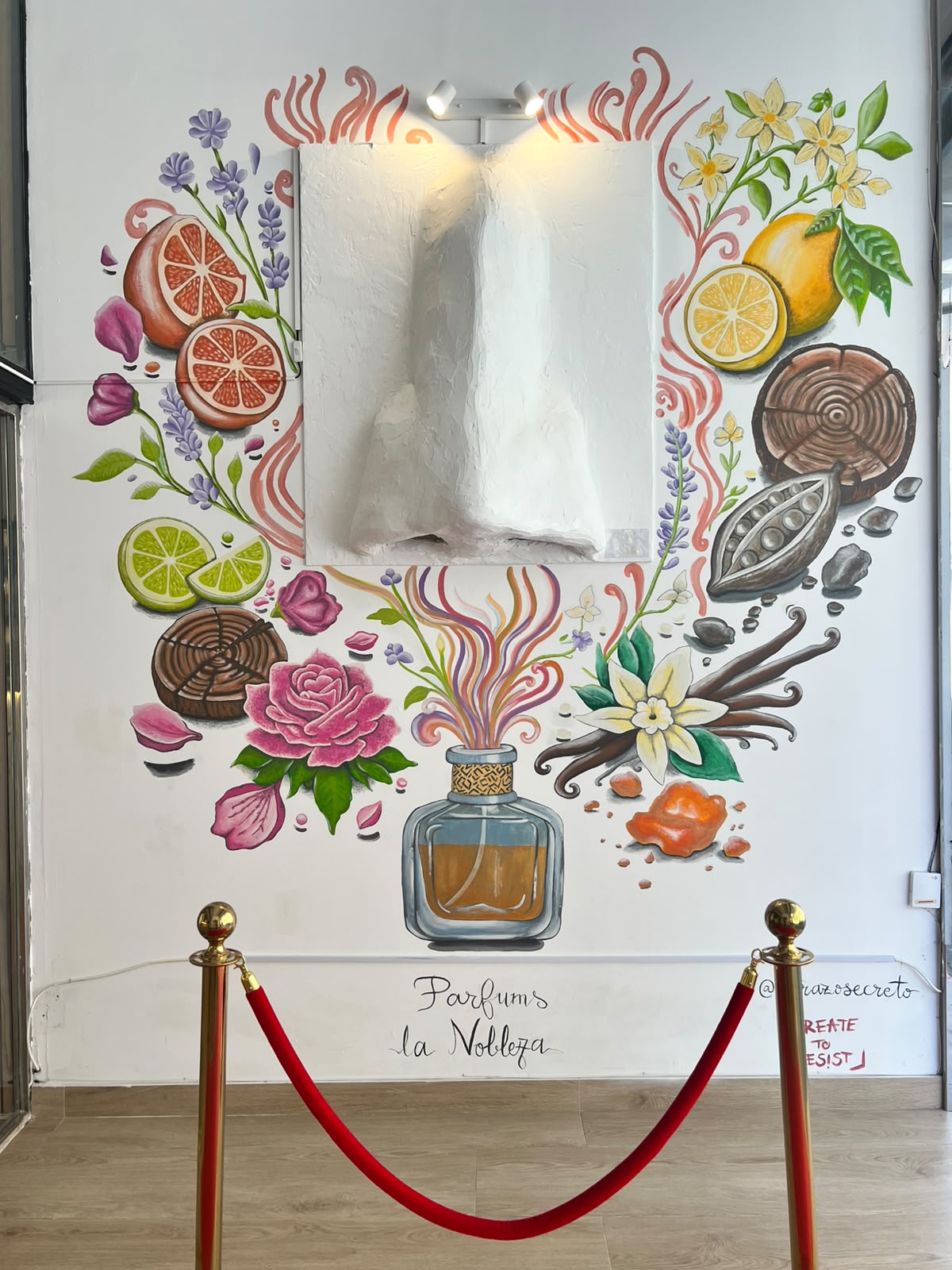 Mural artístico con los ingredientes que inspiran cada fragancia