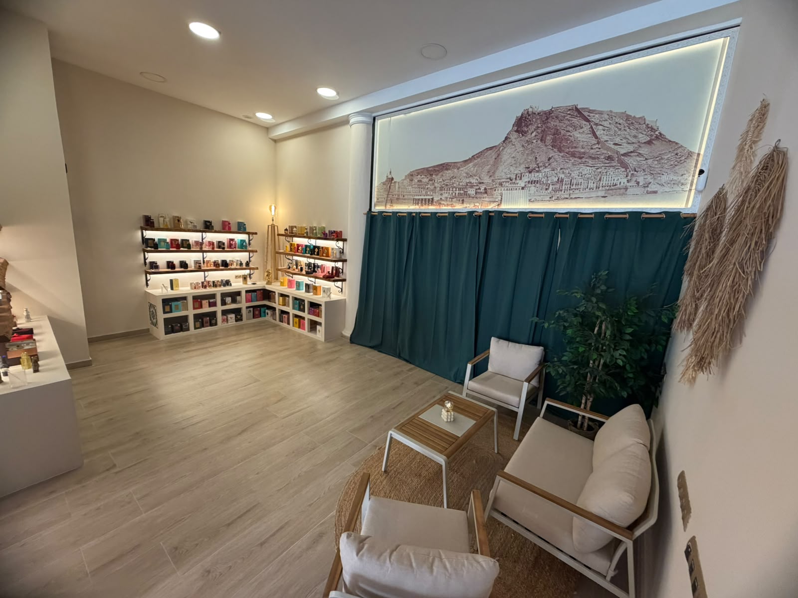 Zona de espera de la boutique con sillones y mural retroiluminado