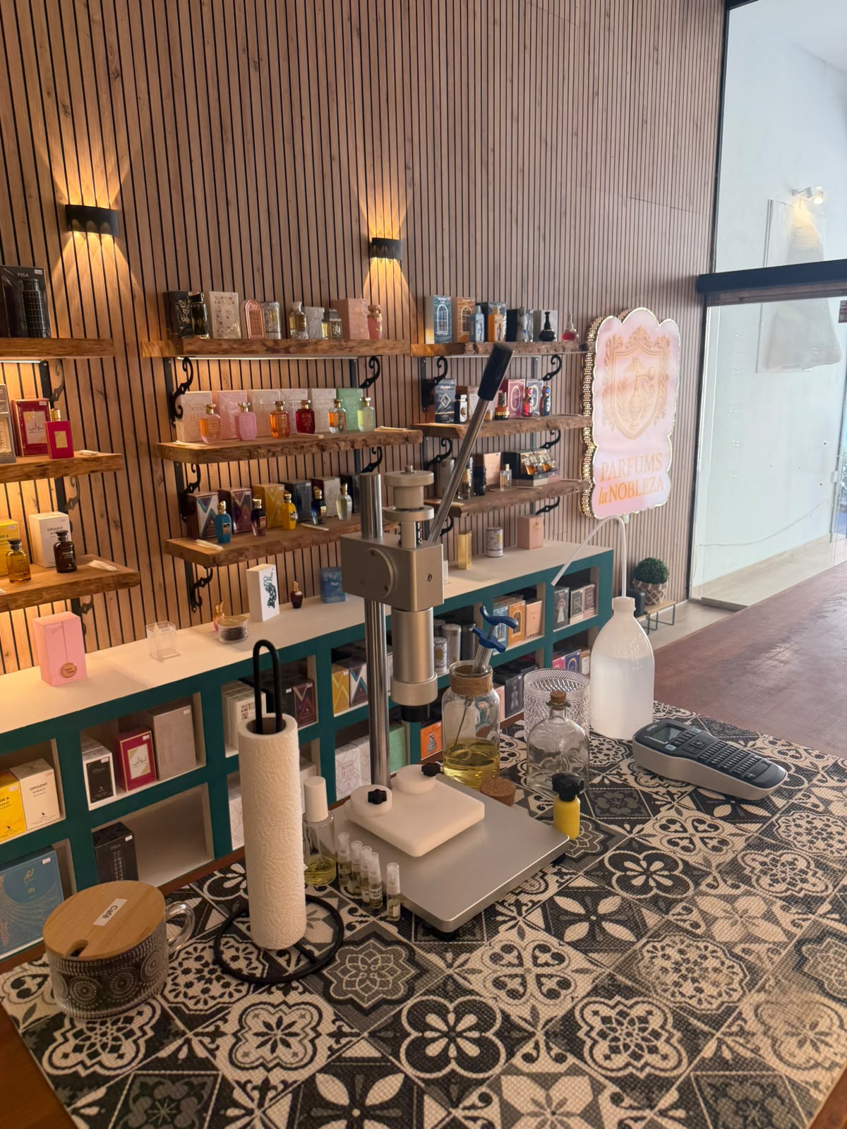 Máquina de rellenado y preparación de perfumes en la boutique